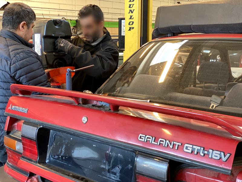 Mekanikere arbejder på en Mitsubishi Galant GTi-16V på værkstedet hos Diesel Clinic i Taastrup