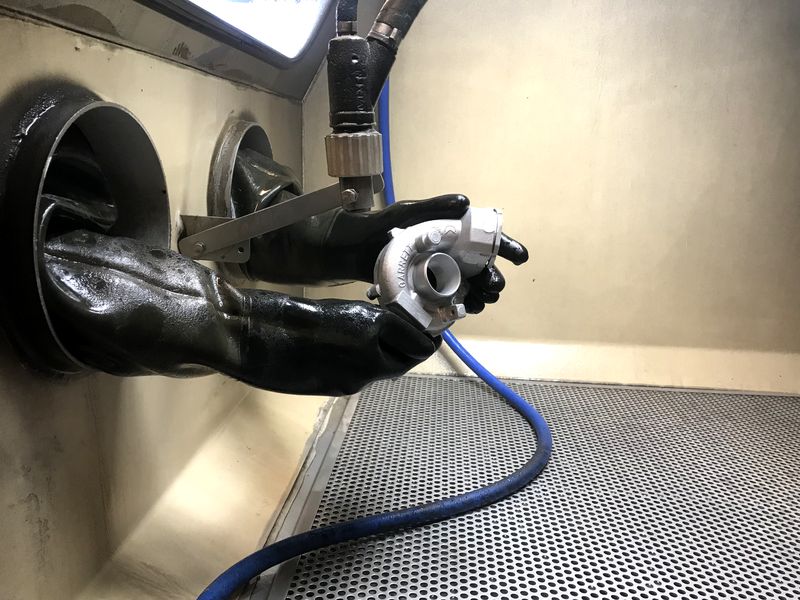 Turbohus renses i vandslibekabinen hos Diesel Clinic